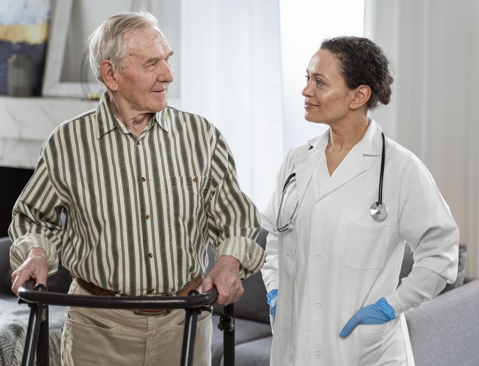 Geriatria e Gerontologia: qual é a diferença? Conheça as especialidades ...